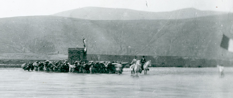 Comuneros cargando la maquinaria de la primera central hidroeléctrica y cruzando el río Mantaro en 1919.